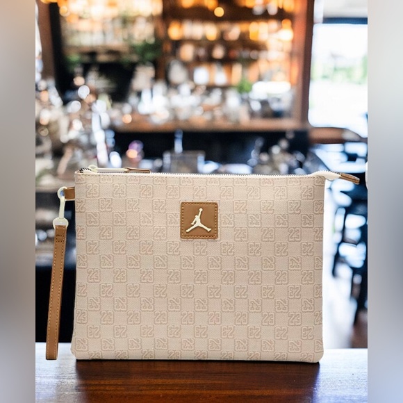 Jordan Monogram Pouch • 2024 • 0.69L or 0.98L - Picture 10 of 15